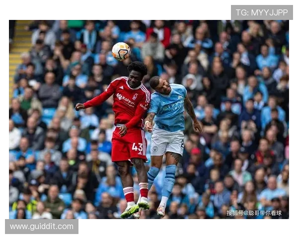曼联防线失误频繁引发争议,球队稳定性承压制约赛季走势 曼联防线失误频繁引发争议,球队稳定性承压制约赛季走势